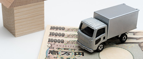 トラックの模型とお金